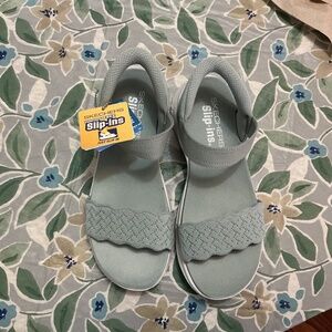 Skechers size 71/2 hands free slip-ins